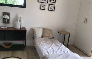 LA BRINDILLE Petit mas provencal meublé de tourisme 3 étoiles 2-3 personnes 1 piece 30 m2 tout confort lisière foret jardin Jacuzzi Piscine - Foto 8