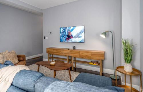 Prime Walnut Hills, 5min to UC, Lux King Beds, Sleep 6ppl, Smart TVs - Foto 8