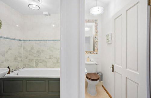 Rocket House - Large family home perched above the river - Foto 29