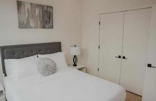 River North Private Balcony With In and Out Parking - Foto 15