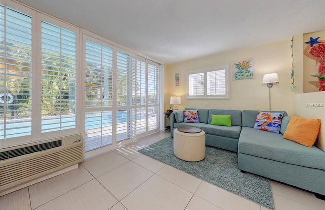 2 Bedroom Waterfront Pool Side - Photo 4