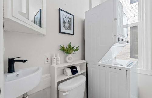 Sojourn Classic DC Rowhouse with Parking - Foto 8