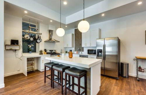 Converted Store Front Home Lets You Live Like a Local in the Heart of it All! condo - Foto 14