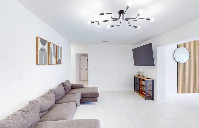 Casa Lucia 5 Bedroom Home With Pool Near Hard Rock Casino - Photo 8