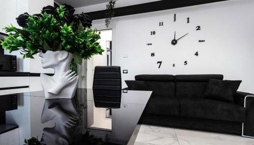 Black & White or Pop Art - Design Apartments with Parking & WiFi - Photo 4