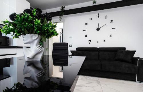 Black & White or Pop Art - Design Apartments with Parking & WiFi - Photo 4