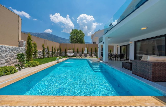 Luxury 4-bed Villa With Private Pool and Jacuzzi - Photo 30