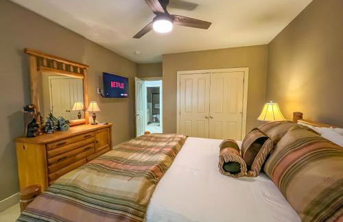 Luxury Stunning Mountaintop Home with Hot Tub and Lake Views - Foto 31