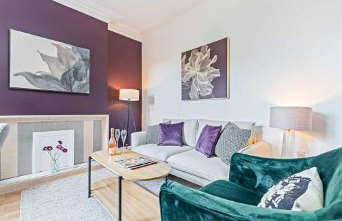 Charming and Spacious Home in Cradley Heath by 53 Degrees Property Sleeps 8 - Foto 3