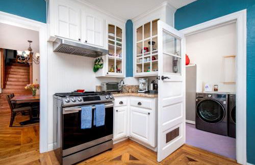 The Golden Parlor- Historic Victorian, Hot Tub - Foto 26