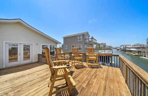 Stylish Home with game room, deck, and canal access - Foto 39