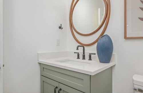 2 Blocks to the Beach! Pool & Golf Cart, Sleeps 21 - Foto 61