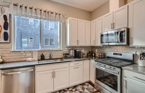 Stylish & Spacious Centrally-Located Home w/Garage - Foto 7