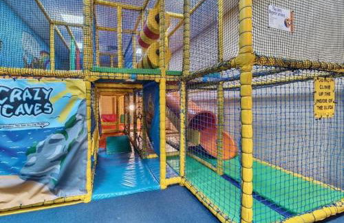 Spacious 6 Berth Caravan with Decking - Photo 15