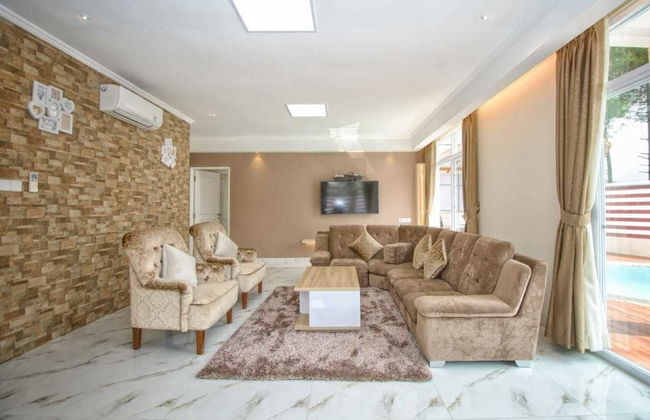 Villa Kota Bunga Puncak 4 Bedroom - Photo 12