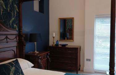 The West Wing at Eriviat Hall Hot Tub - Photo 57