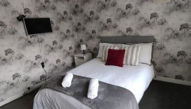 Brackenfield House in Great Barr, Birmingham near the Alexander Stadium and near the M6, with free WiFi, free parking and easy access to Walsall, West Bromwich, Aston Villa Football Ground, Star City and Birmingham City Centre - Foto 3