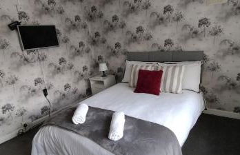 Brackenfield House in Great Barr, Birmingham near the Alexander Stadium and near the M6, with free WiFi, free parking and easy access to Walsall, West Bromwich, Aston Villa Football Ground, Star City and Birmingham City Centre - Foto 3