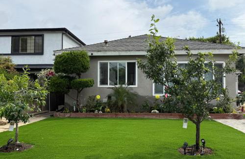 Adorable 2BR-2BA House with EV & Free Parking and Family Friendly in Los Angeles - Photo 1