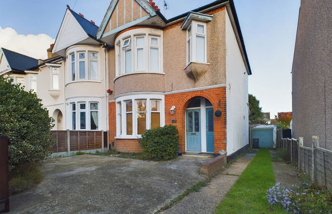 Seaside Haven Retreat in Southend - Photo 18