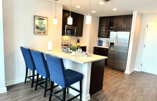 Skyline Retreat Penthouse, Top Floor, Year round Pool, City View! - Foto 10