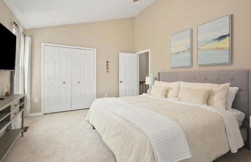 4BR Townhome, Close to Shops & Restaurants, 40 Mins to DC - Foto 14