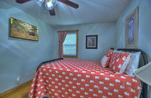 Bear Naked Hideaway - Relax in the hot tub with sounds from the nearby creek - Foto 23