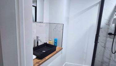 New 4 Bed House Sleeps up to 8 People - Foto 2, Shower