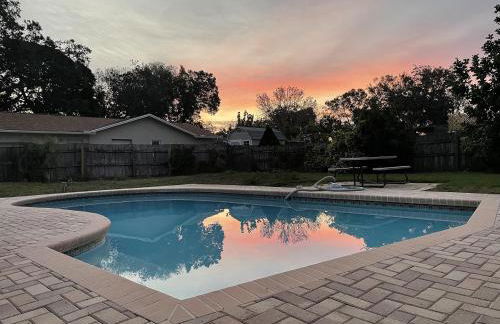 Dream Vacation Home w Heated Pool Close to Beaches Clearwater St Pete Quiet with Big Backyard - Foto 8