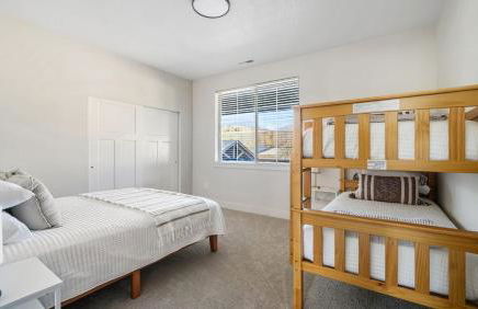 Cozy Swiss Condo -King Bed, Sleeps 6, Free Blanket - Foto 5