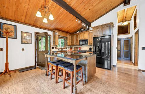 Chalet Seraphina - Cozy Pet Friendly Hot tub - Photo 20