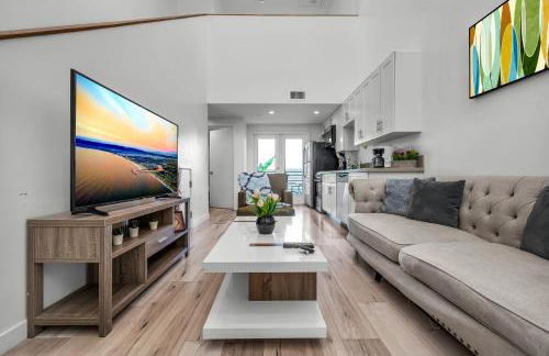 Modern 1-Bedroom Loft in Hollywood with Parking, WiFi & Hollywood Sign View - Foto 1