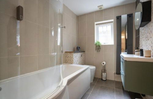 Emirates House, Luxe 5 Bed, with King sized Beds, next to Aiport & NEC, JLR 5 mins - Foto 10