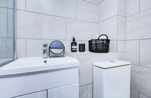 Modern 2 Bed in High Wycombe by ARP Homes, Ideal for Families or Business, Free Parking - Foto 13