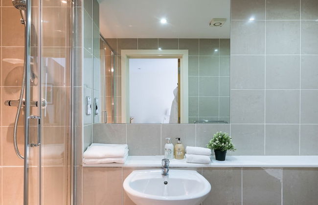 Spacious 2 Bed - Battersea High Street - Photo 44