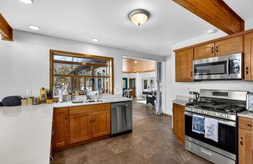 Modern Mountain Cabin with Hot Tub and Game Room Near Moorefield, West Virginia - Foto 24