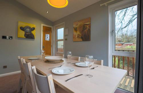 Spacious Oak Cabin with Hot Tub - Devon - Foto 10