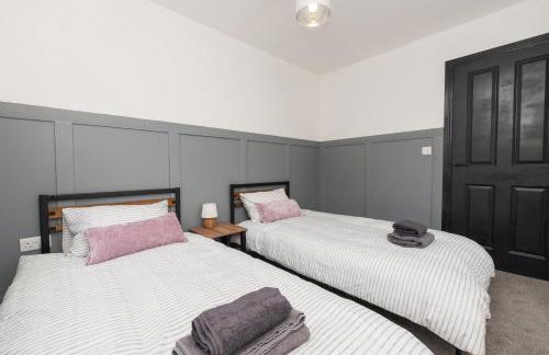 Large Modern Home, Free Parking, Families and Contractors Welcome - Foto 19