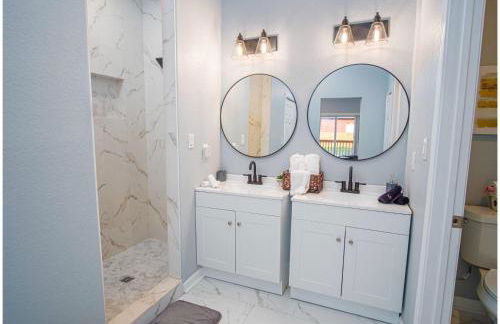 Downtown Dream Home Spacious 4br/2ba Sleeps 12! - Foto 28