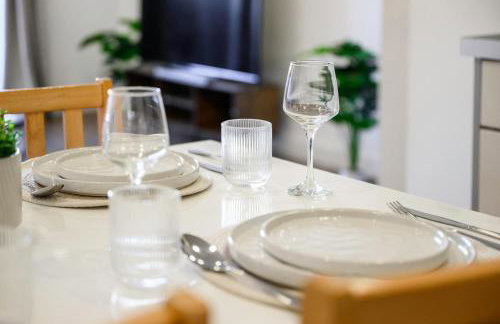 Panoramic City Views Elegant 2BR, 2 Min to Metro - Foto 7