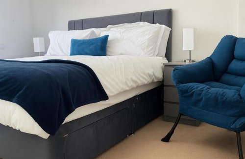 Elegant & Cozy 3 Bed End Terraced Stay - Photo 6