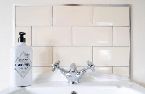 Cotswold Thatched Cottage - Photo 63