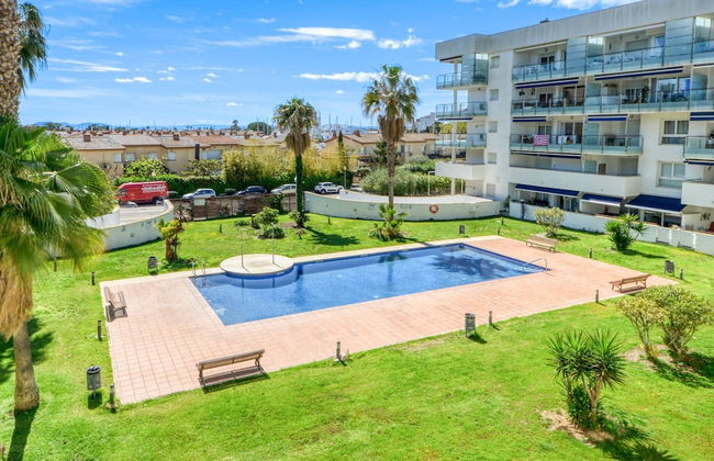 Charming Apartment With Patio - Photo 21