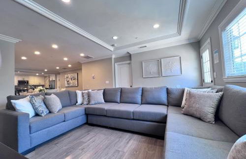 Stunning 8 bedroom 6 bathroom Pool Home - Photo 11