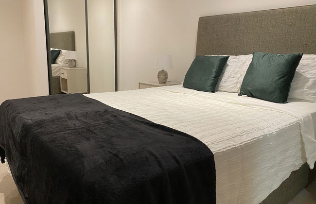 Cosy Stunning two Bed Apartment With Balcony - Foto 3