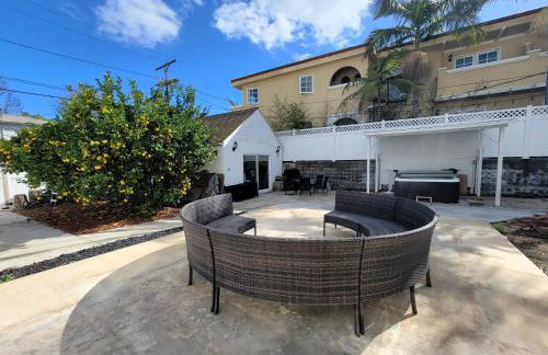 Spacious 5BR Private Home 5 minutes to Rodeo Drive with Hot Tub Spacious Backyard Parking - Foto 1