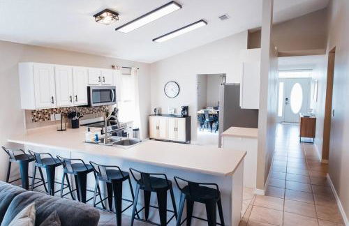 Golden Hour Getaway- Guest Favorite, 2 Min to Beach, Seasonal Pool & Arcade - Foto 10