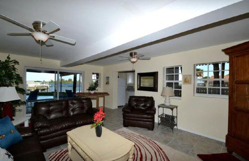 Beautifully Decorated Waterfront Chalet Rental in Grant, Florida - Photo 15