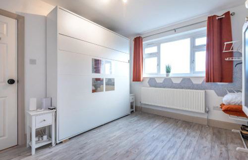 Bright & Stylish 4-Bed Home in the Heart of Morden - Photo 34