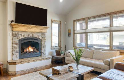 Blue Skies Lakeside Family-friendly Getaway w/ Hot Tub & BBQ - Foto 10